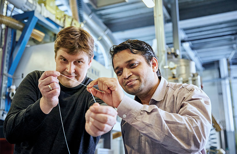Wissenschaftler mit dem Prototyp einer Kunststofffaser aus CO2 (Foto)